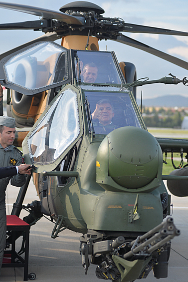 Реджеп Тайип Эрдоган (вверху) на церемонии передачи вертолетов T-129 ATAK турецкой армии, 2014 год