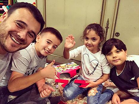 Певец Эмин опубликовал милый снимок своих четверых детей