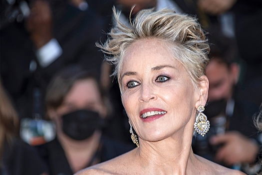 67-летнюю Шэрон Стоун запечатлели между ног у молодого манекенщика