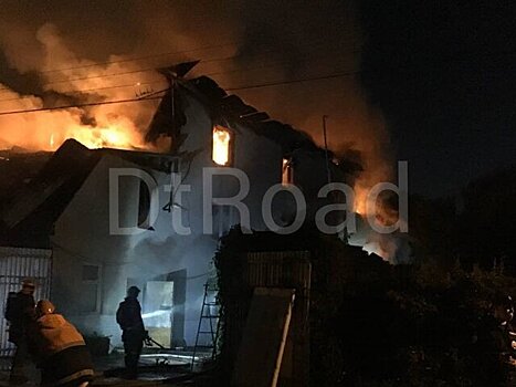 Движение перекрыли в районе загоревшегося дома в ТиНАО