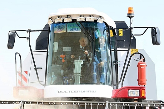 Президент Узбекистана поучаствовал в уборке зерна на комбайне VECTOR 410