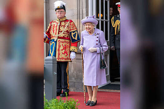 Елизавета II приняла участие в военном параде в Эдинбурге