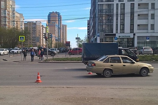 В Екатеринбурге школьник на самокате попал под колеса иномарки