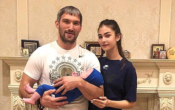 Александр Овечкин нежно поздравил жену с днем рождения: «Спасибо за нашего очаровательного малыша»