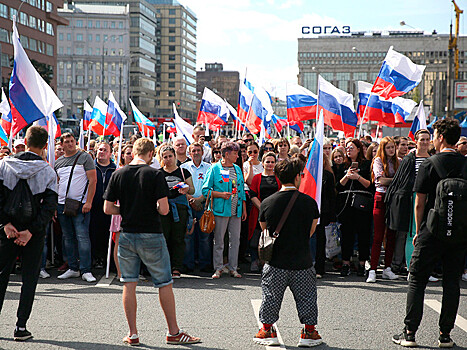 На митинг-концерт в честь российского флага, куда сгоняли бюджетников, не пустили активистов "Бессрочного протеста"