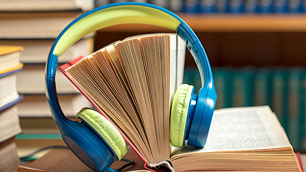 Названы 100 самых популярных аудиокниг 2025 года