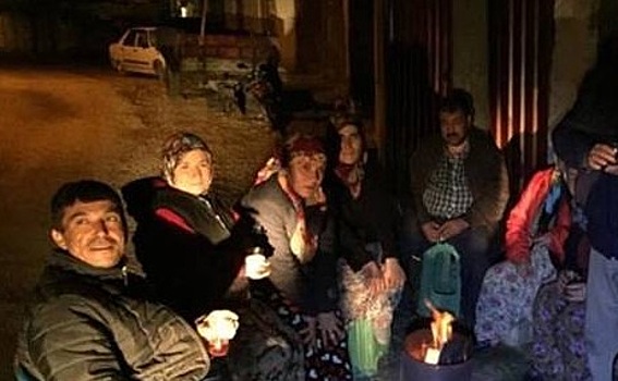 Землетрясение в Айвалыке выгнало жителей на улицу