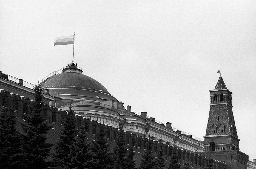 Российский флаг над Кремлем, декабрь 1991 года