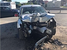 В Самаре водитель Renault вылетел на обочину и врезался в столб