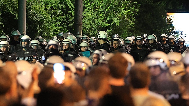 В Сербии почти 40 000 сторонников Вучича вышли на митинг против оппозиции