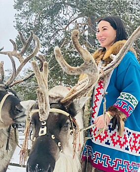 Алика Смехова путешествует по тундре на оленях