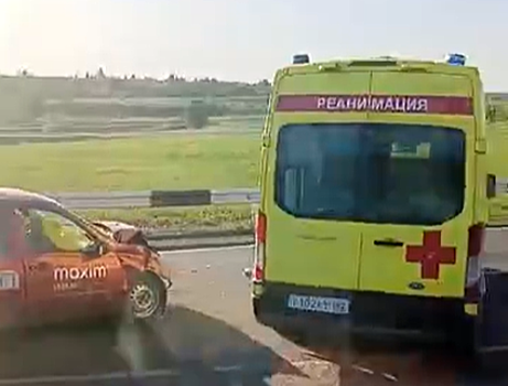 Машина влетела в отбойник в результате ДТП на кузбасской трассе