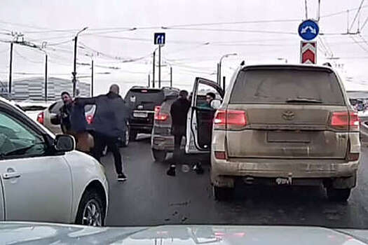 В Омске на видео попало, как водитель разорвал щеку автомобилисту на дороге