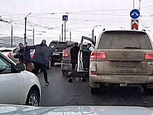 В Омске на видео попало, как водитель разорвал щеку автомобилисту на дороге