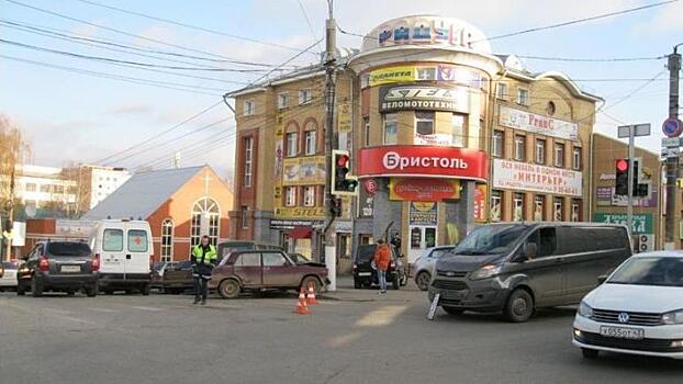 В Кирове студент на «Жигулях» столкнулся с «Фордом» и сбил трёх человек