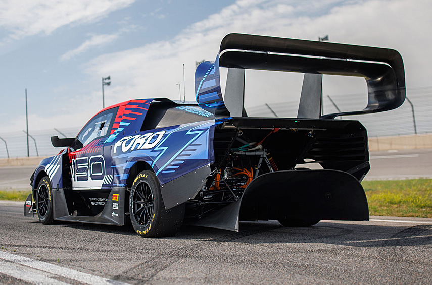 Также автомобиль снабжён трёхэлементным сплиттером спереди, воздуховодами на месте традиционной передней оптики, жалюзи в капоте, закрылками по бокам, развитым диффузором и многоэлементным антикрылом.