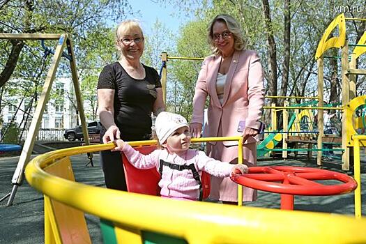 Депутат Мосгордумы провела рейд по детским площадкам
