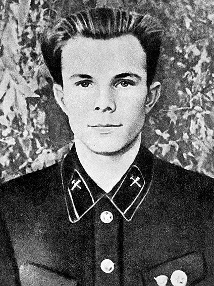 Гагарин был студентом техникума и занимался в местном аэроклубе, а 20-летняя Валентина работала телеграфисткой.