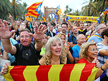 Почему власти Каталонии отложили выход из состава Испании