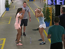 Теннисистки странным образом разыграли бутылку воды