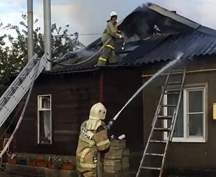 По Анапой горел дом. Огонь охватил 120 квадратных метров (видео)