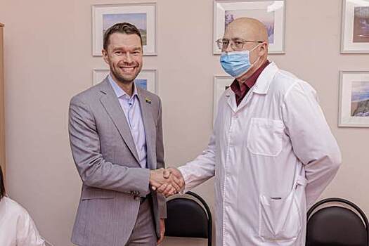 ​Екатеринбургские депутаты передали поликлинике новое оборудование