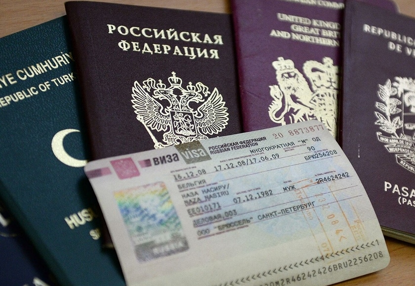 Русскоязычные иностранцы жалуются, что на границе у них аннулируют визы РФ