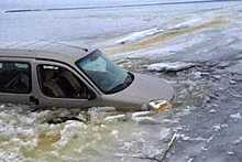 Автомобиль провалился под лед Рыбинского водохранилища