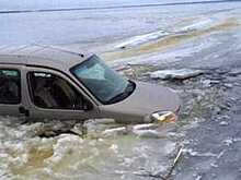Автомобиль провалился под лед Рыбинского водохранилища