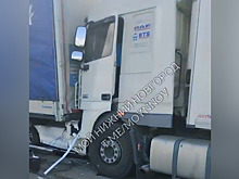 Два грузовика «смяли» легковой автомобиль на Стригинском мосту