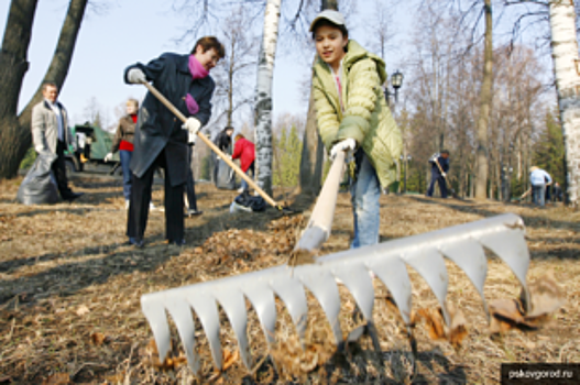 На общегородской субботник в Пскове вышли сотни горожан