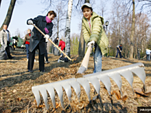 На общегородской субботник в Пскове вышли сотни горожан