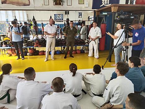 Во Владивостоке Герой России встретился с воспитанниками спортивной школы «Бастион»
