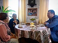 Максим Егоров вручил участнице Великой Отечественной войны Марии Павловой юбилейную медаль