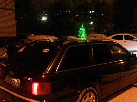 Саратовские водители устанавливают елки на своих машинах