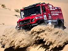 Белорусский экипаж перевернулся на "Шелковом пути", потеряв шансы на победу