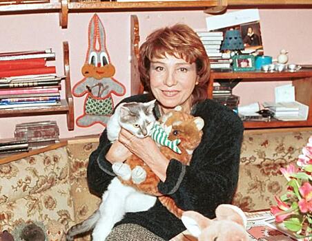 Радость — два кота: 80-летняя Елена Камбурова провела экскурсию по своей столичной квартире
