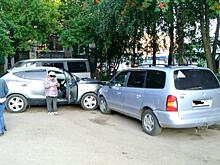 В Кирове автомобиль врезался в припаркованные машины