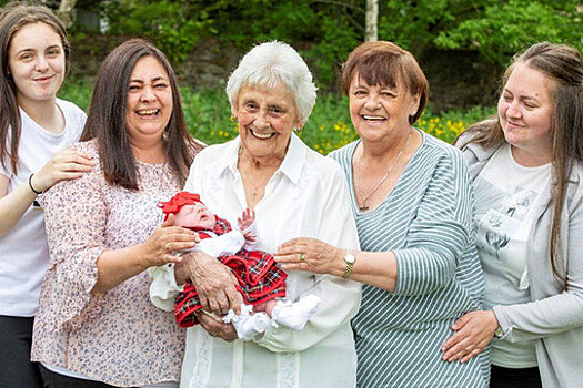 В Шотландии пенсионерка стала прапрапрабабушкой
