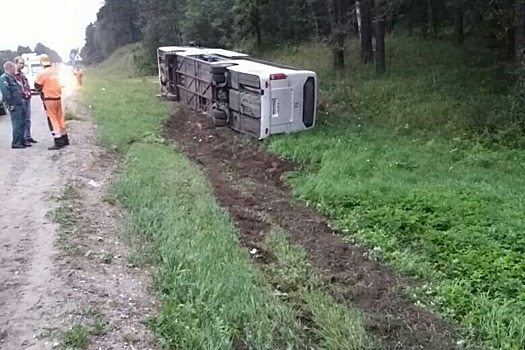 Автобус с 45 пассажирами перевернулся в Ленобласти