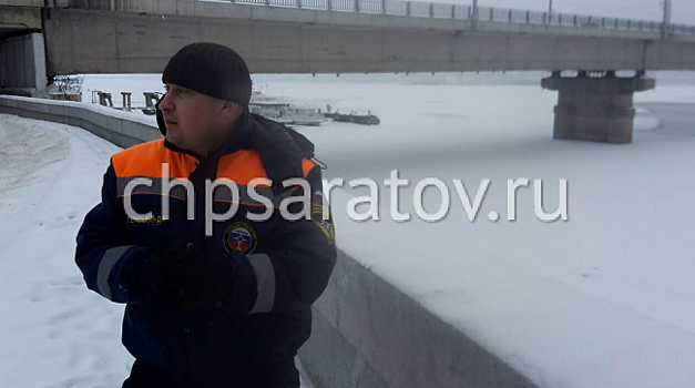 Под мостом Саратов-Энгельс мужчина вышел на лед Волги и провалился в промо
