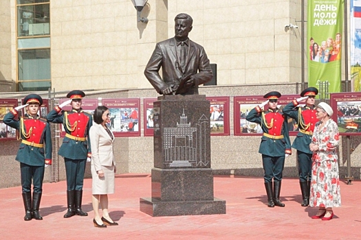 В Челябинске открыли бюст бывшего губернатора Петра Сумина