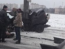 В Петербурге BMW врезался в столб и развалился пополам