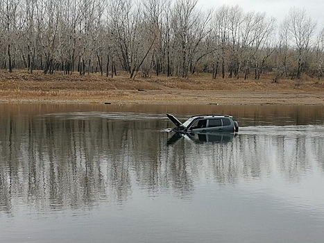 В Оренбурге водитель «Нивы» пытался на спор переехать реку