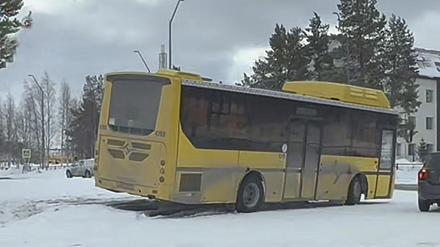 В Ноябрьске автобус не поделил дорогу со столбом