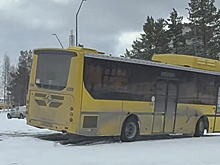 В Ноябрьске автобус не поделил дорогу со столбом