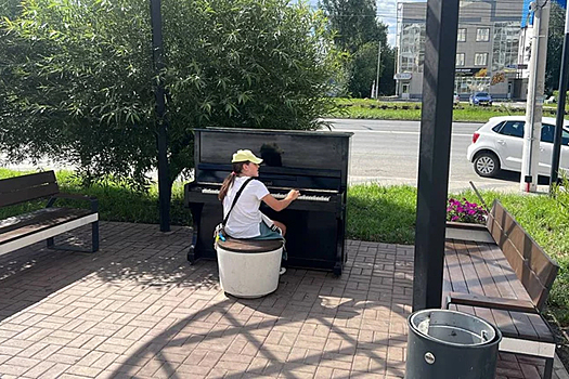 В Златоусте установили уличное пианино