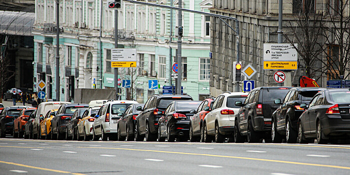 Юрист объяснил, когда водитель имеет право проезда на желтый сигнал светофора