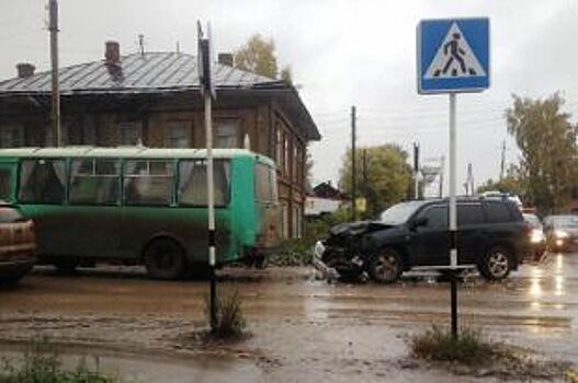 В Кудымкаре произошла авария с автобусом