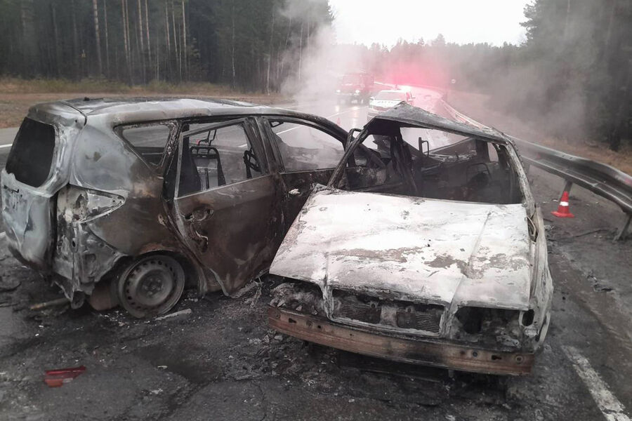 В Иркутской области два автомобиля сгорели на трассе после ДТП
